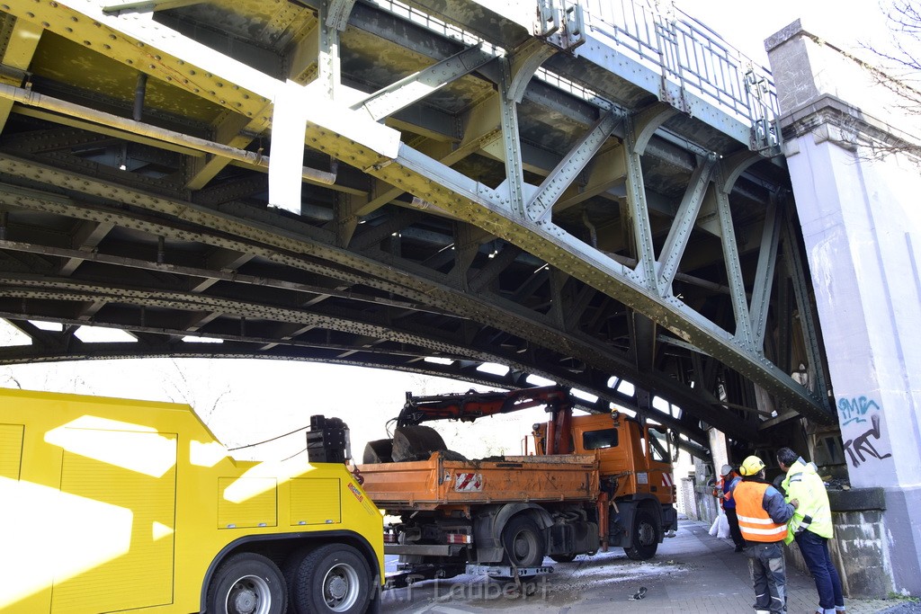 LKW blieb unter Bruecke haengen Koeln Deutz Deutz Muelheimerstr P126.JPG - Miklos Laubert